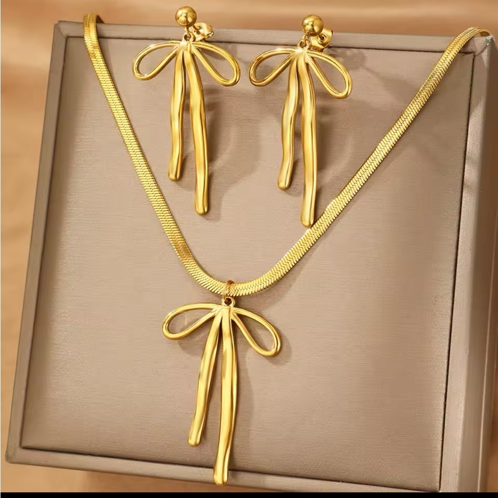 Elegant Gold Jewelry Set